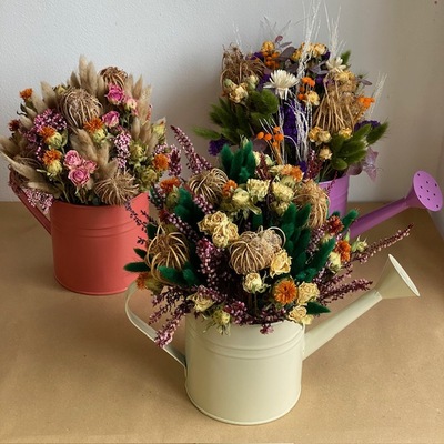 Regadera laton con flores secas y preservadas