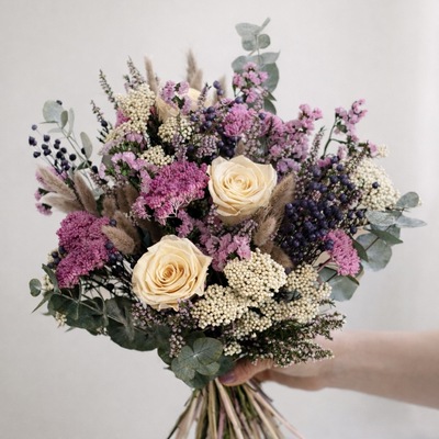 Ramo de flores preservadas en tonos románticos