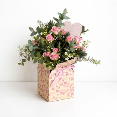 Centro Romántico en Bolsa con Rosas y Eucalipto