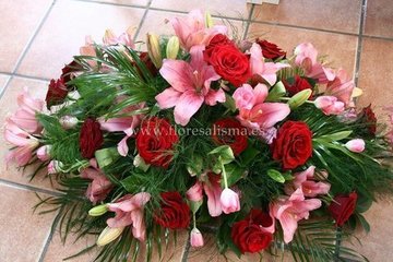 Centro mortuorio de rosas y liliums 