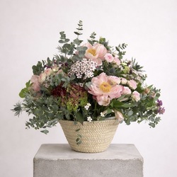 Capazo con flores de temporada para regalar
