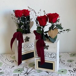  Violetero de madera con  Rosas Preservadas